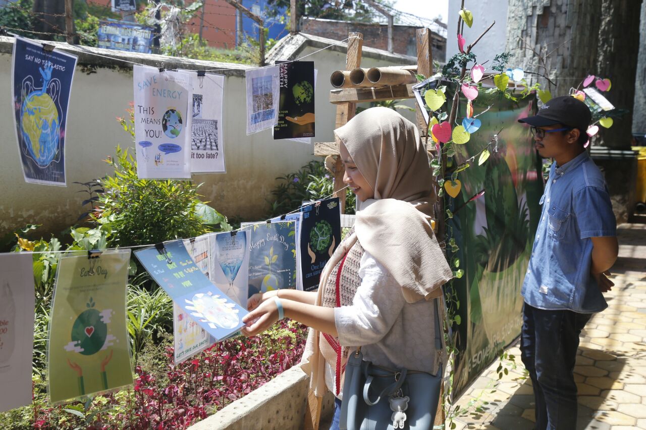   Poster karya mahasiswa yang berisi ajakan untuk menjaga kelestarian Bumi وعلي مر الزمن 